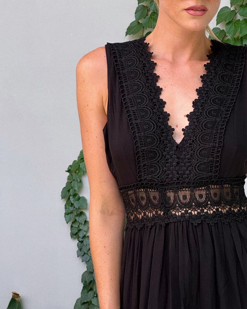 Papakosta – Elegancka Sukienka Bez Rękawów z Koronką