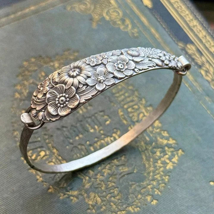 PetalCharm - Srebrna Bransoletka z Grawerowanym Kwiatowym Wzorem w Stylu Vintage