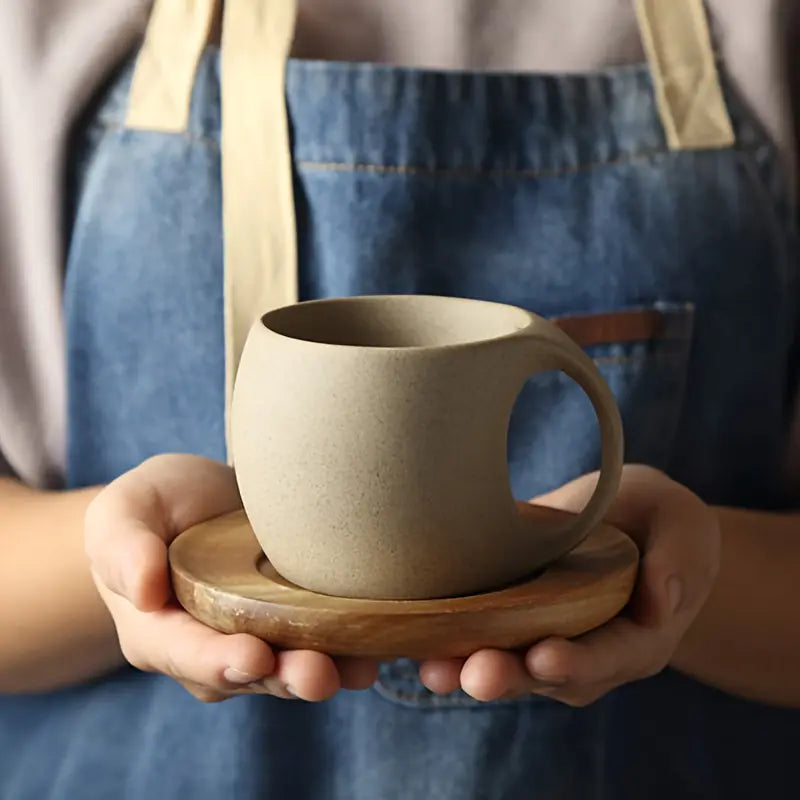 ClayHaven – Ceramiczny Kubek Do Kawy z Drewnianym Spodkiem