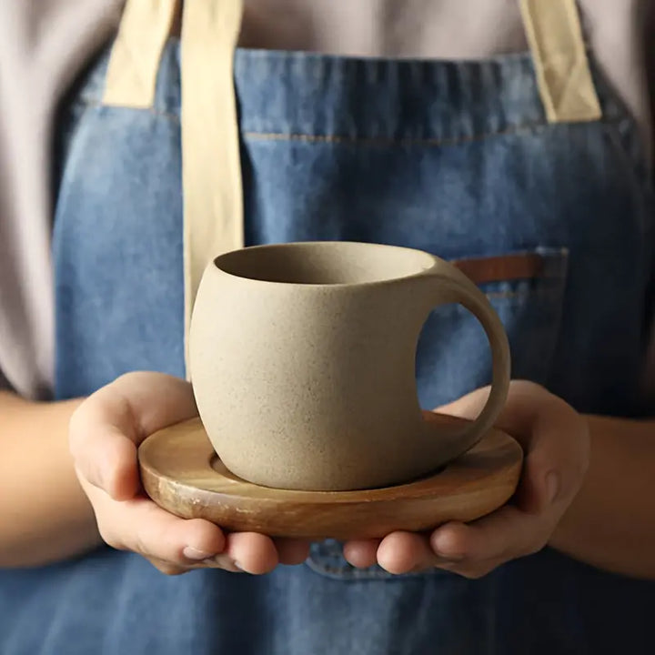 ClayHaven – Ceramiczny Kubek Do Kawy z Drewnianym Spodkiem