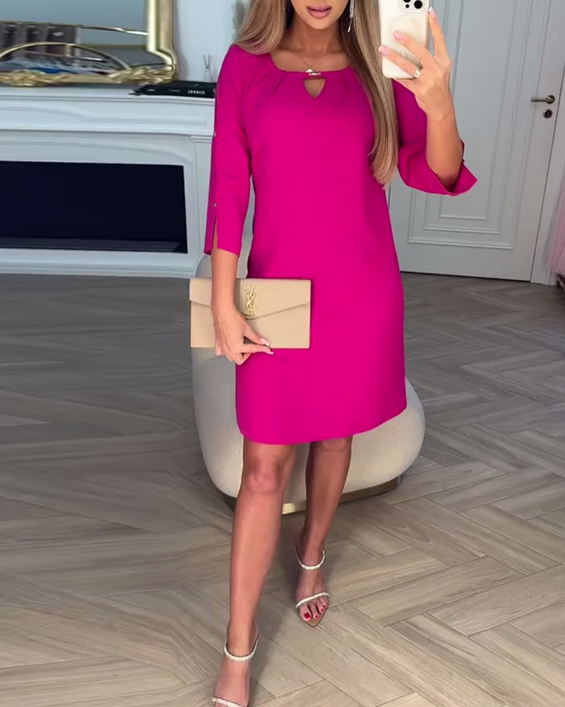 Kamelia - Mini Sukienka z Rękawami z Wycięciem w Kształcie Dziurki Od Klucza