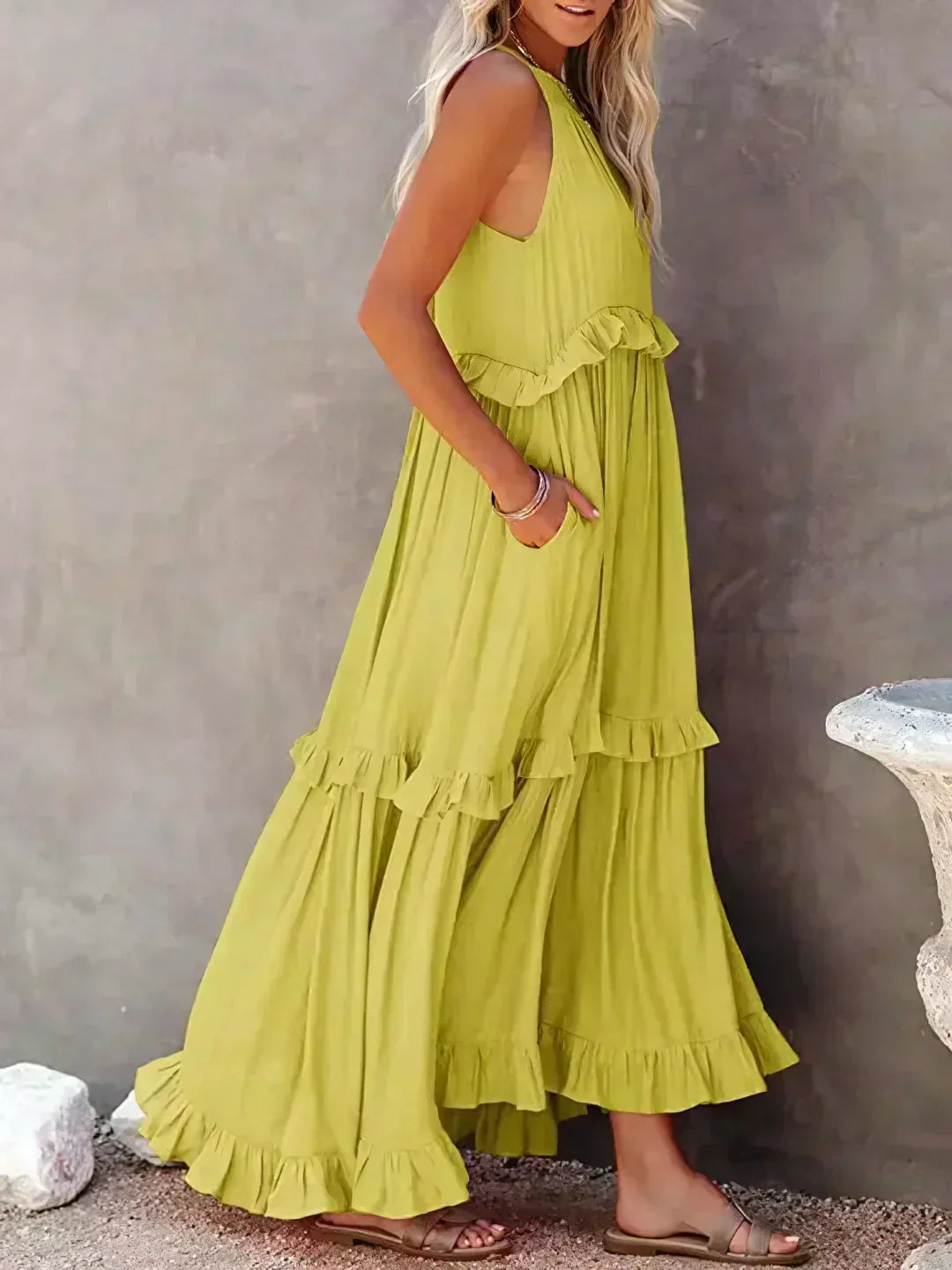 Hayley – Elegancka Sukienka Bez Rękawów z Falbaną