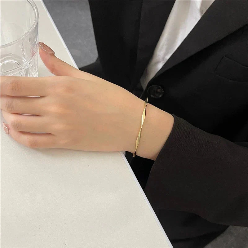 Elara – Elegancka Bransoletka z Zawijasami