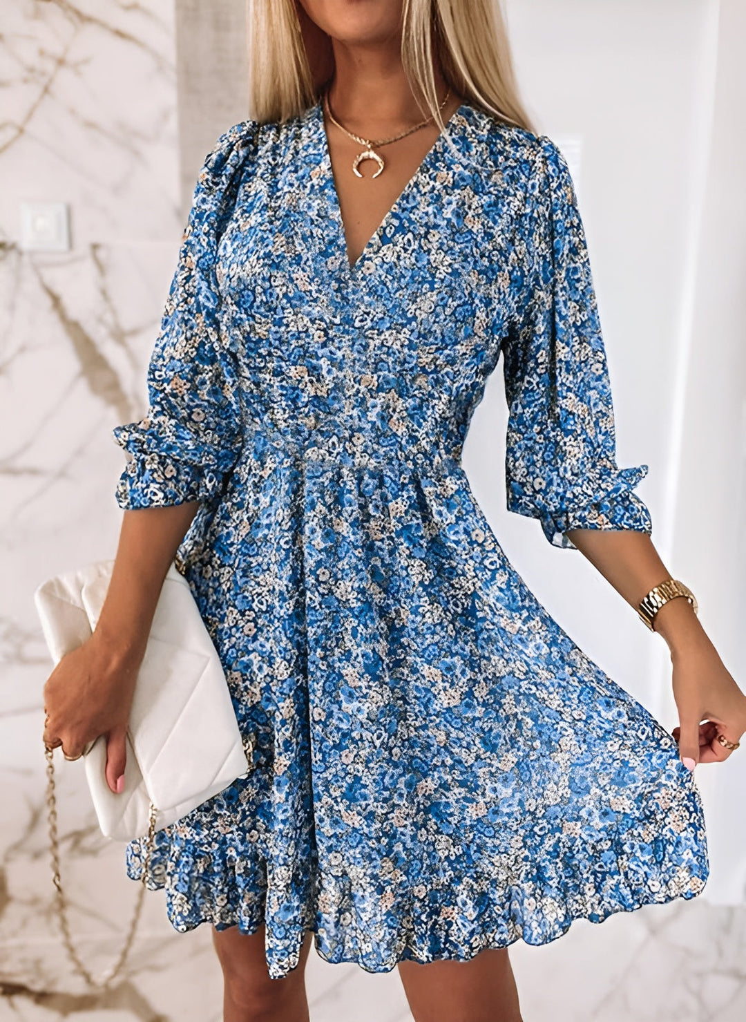 Devika – Elegancka Sukienka Letnia z Dekoltem w Szpic i Bufiastymi Rękawami