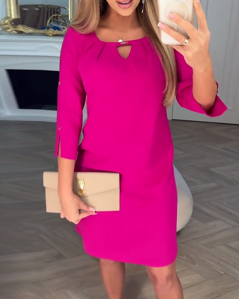 Kamelia - Mini Sukienka z Rękawami z Wycięciem w Kształcie Dziurki Od Klucza