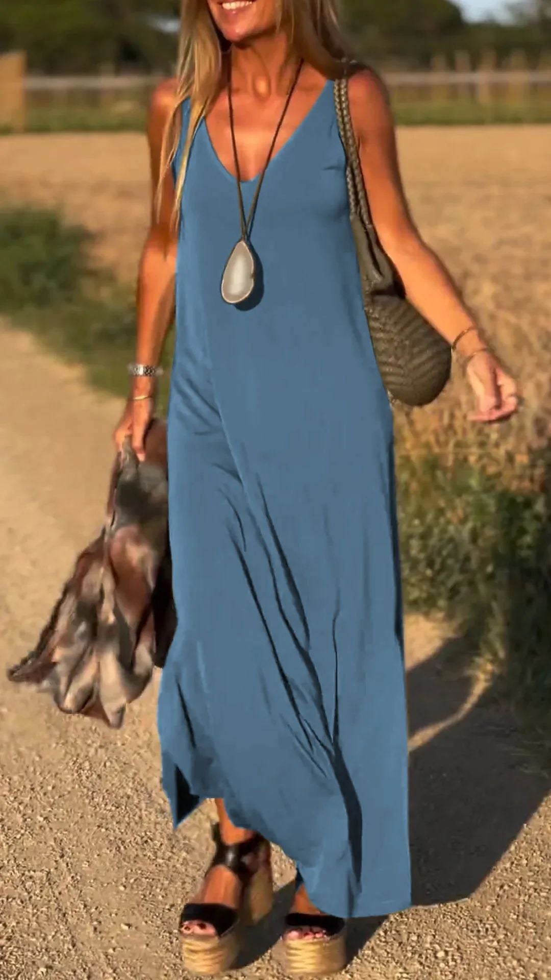 Evelyne – Stylowa Sukienka Bez Rękawów z Długim Trenem
