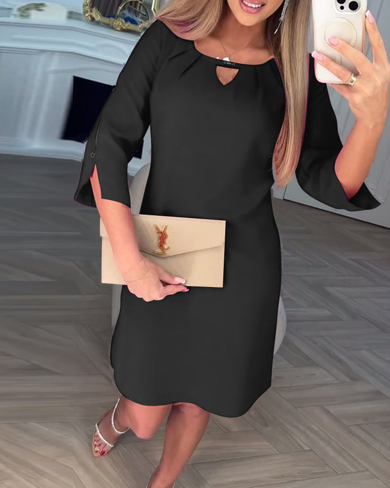 Kamelia - Mini Sukienka z Rękawami z Wycięciem w Kształcie Dziurki Od Klucza