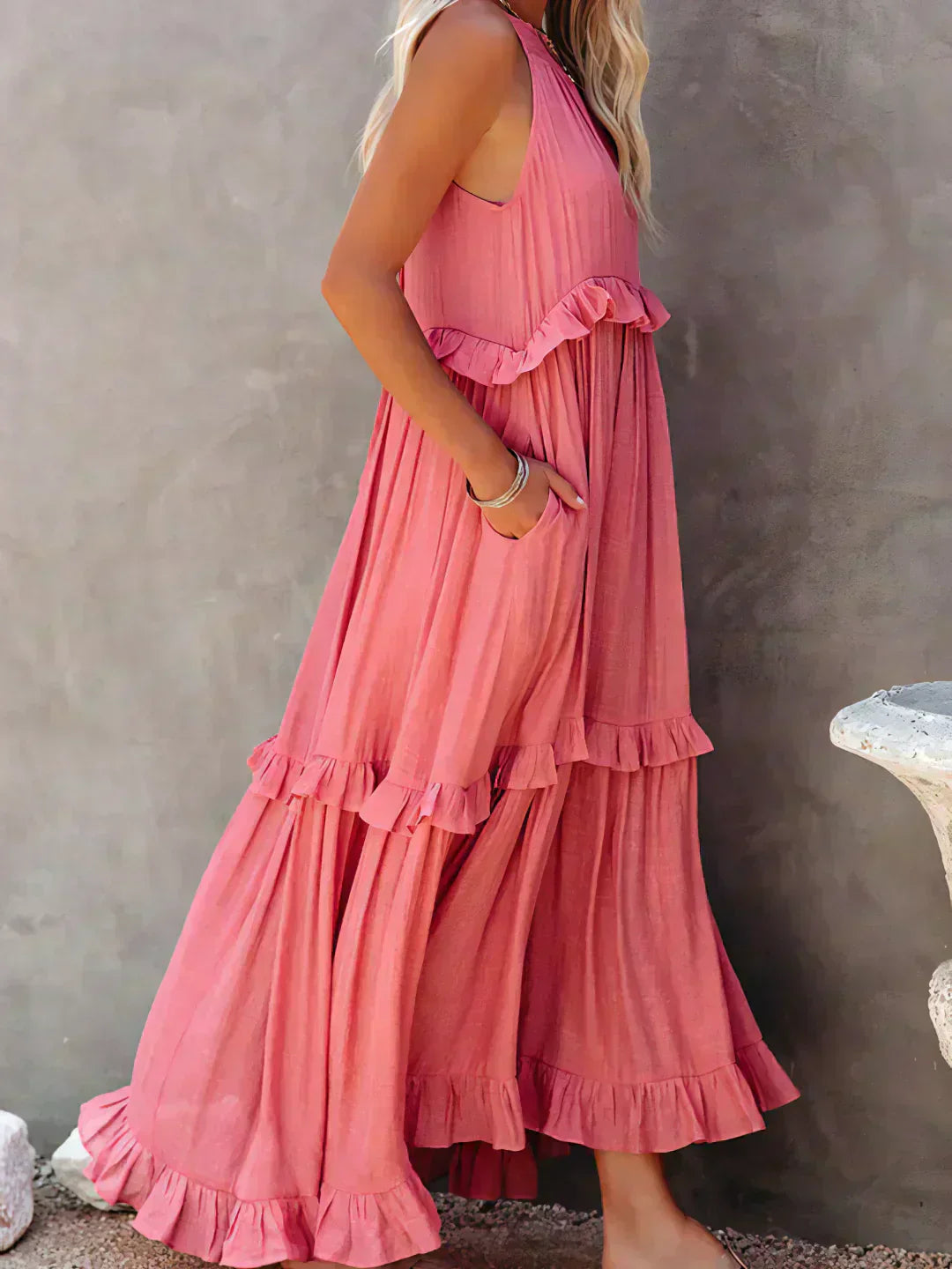 Hayley – Elegancka Sukienka Bez Rękawów z Falbaną
