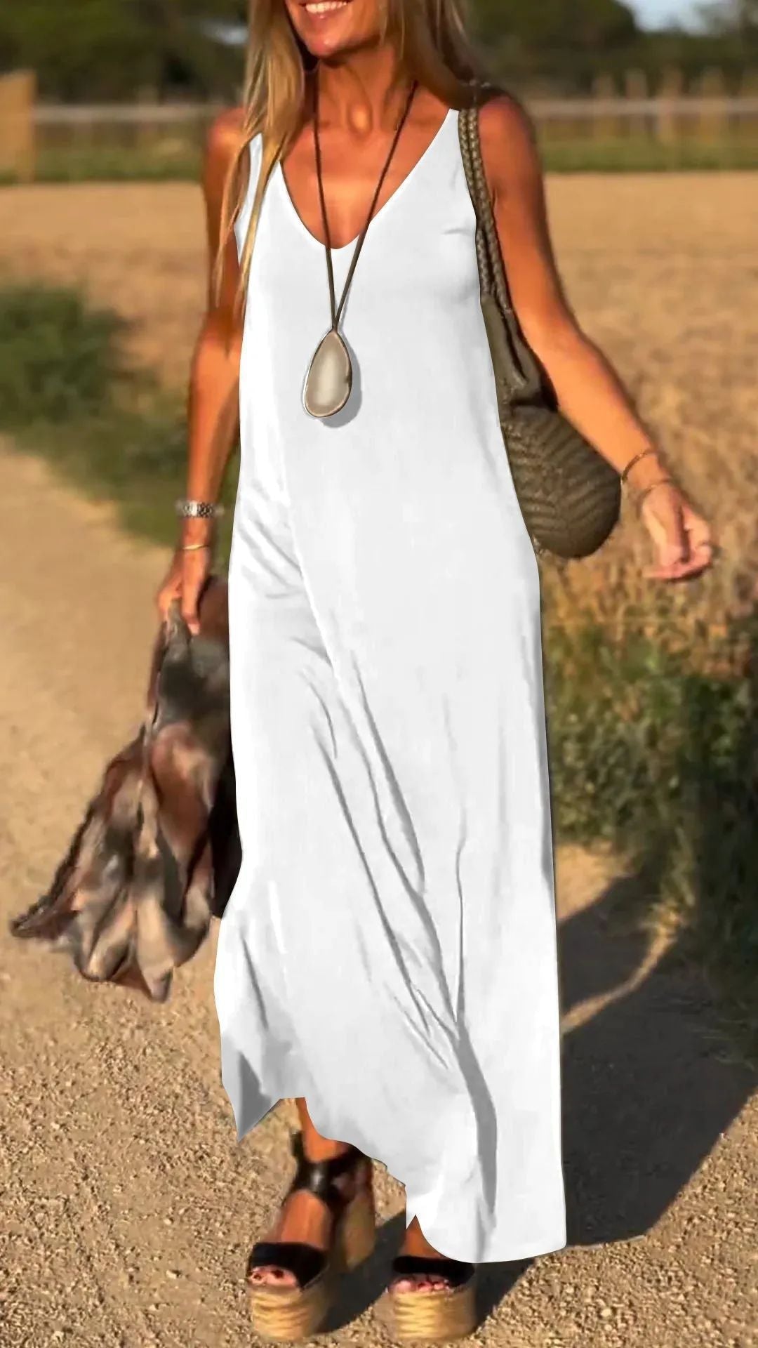 Evelyne – Stylowa Sukienka Bez Rękawów z Długim Trenem