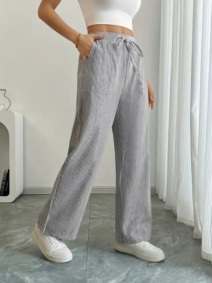 Alina – Eleganckie Spodnie w Paski z Kieszeniami