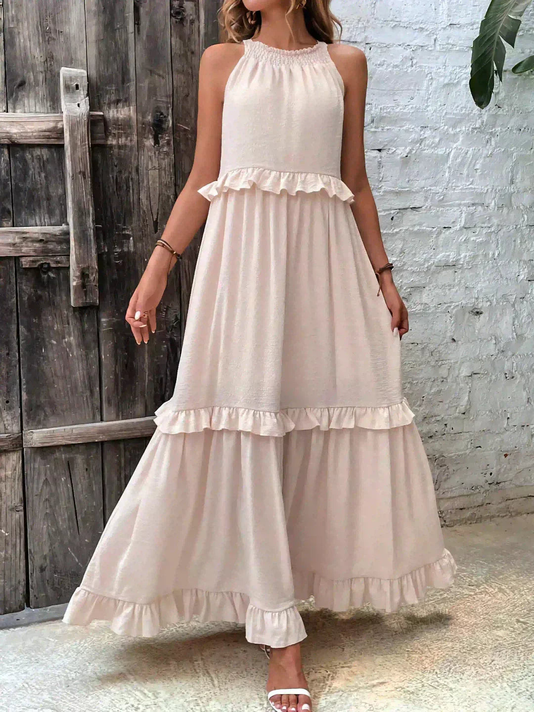 Hayley – Elegancka Sukienka Bez Rękawów z Falbaną