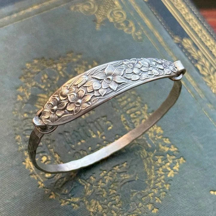 PetalCharm - Srebrna Bransoletka z Grawerowanym Kwiatowym Wzorem w Stylu Vintage