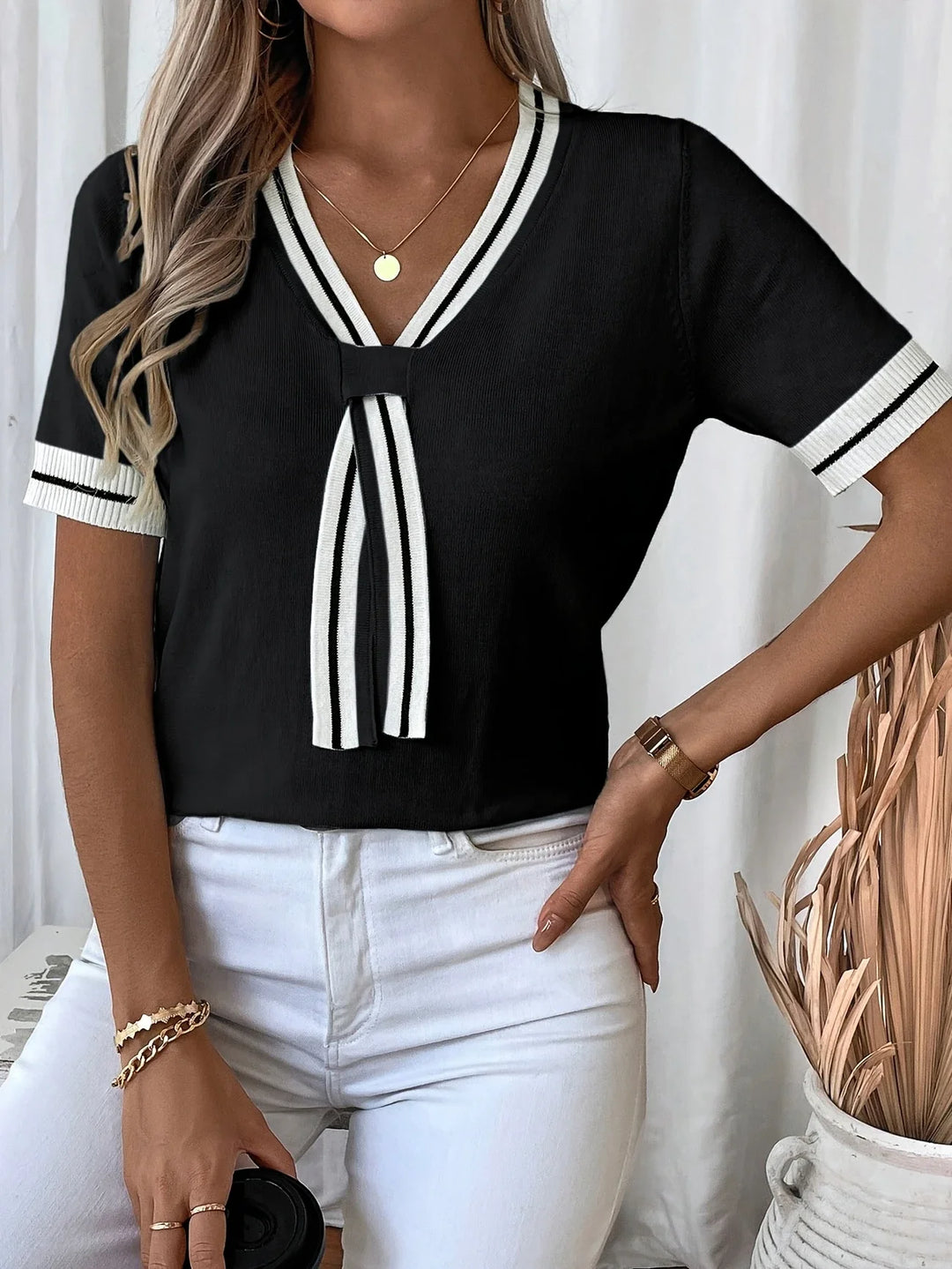 Brunella – Elegancki Sweter z Dekoltem W Serek